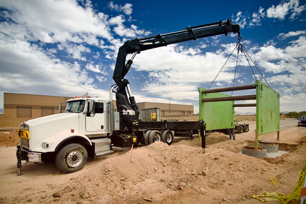 Xe cẩu tham gia vào quá trình xử lý vật liệu trong xây dựng