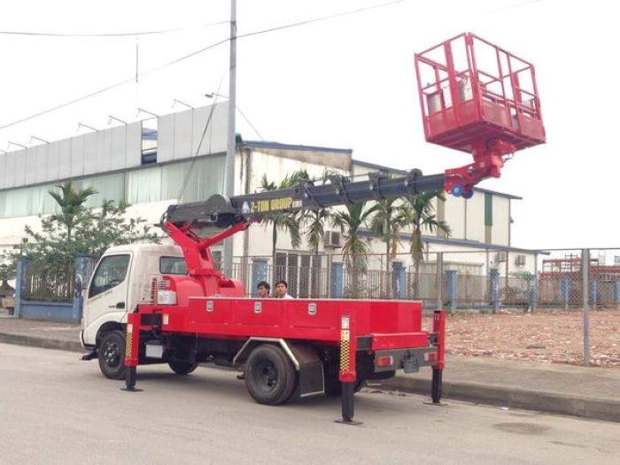 Xe nâng người sửa chữa điện dạng xe cẩu có giỏ nâng