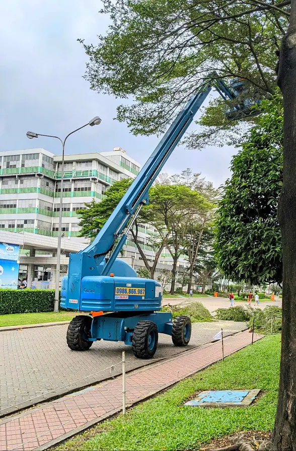 Xe điện nâng người tự hành sử dụng làm việc trên cao an toàn, hiệu quả