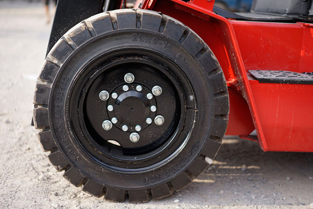 Mỗi lốp xe nâng sẽ mang mỗi kí hiệu khác nhau để phân biệt