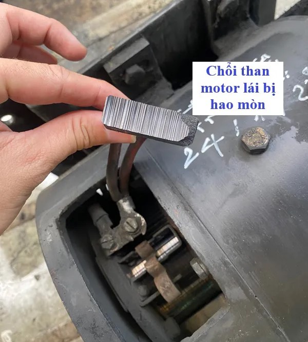 Khi chổi than bị mòn dẫn đến củ đề xe nâng hoạt động yếu hoặc không hoạt động